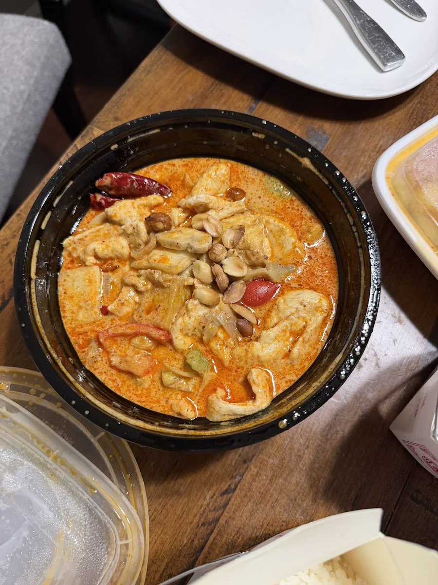 Curry with vegetables, garnishes and rice